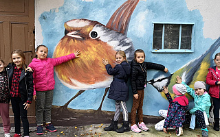 Nowi mieszkańcy Ptasiego Ogrodu. Podobizny sikorki i rudzika zdobią mural